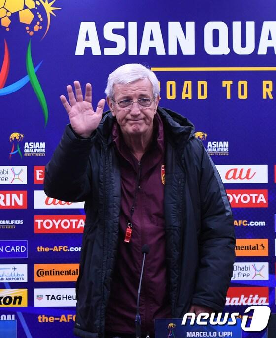 본문 이미지 - 중국 축구대표팀 마르첼로 리피 감독이 2018 러시아월드컵 아시아 최종예선 6차전 한국과의 경기를 하루 앞둔 22일 중국 창사 허룽스타디움에서 열린 공식기자회견에 참석하며 취재진에게 인사를 건네고 있다. 2017.3.22/뉴스1 ⓒ News1 이동원 기자