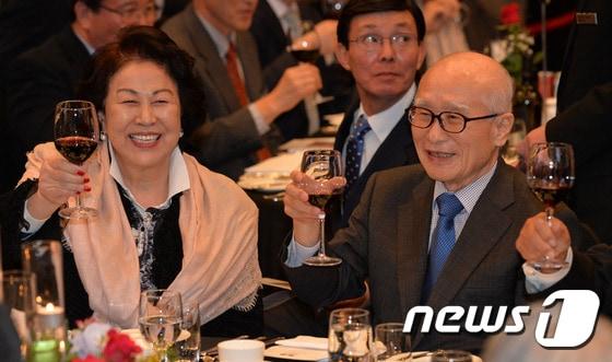 본문 이미지 - 고(故) 김우중 전 대우그룹 회장(오른쪽)과 배우자인 정희자 여사(왼쪽) 2017.3.22 ⓒ 뉴스1 박지혜 기자