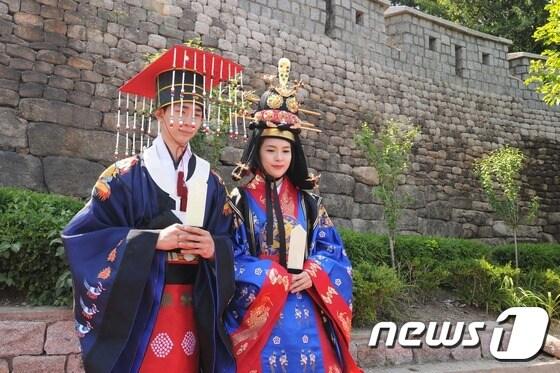 본문 이미지 - 다산성곽길 야외결혼식(서울 중구 제공) 2017.3.23ⓒ News1