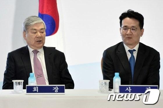 본문 이미지 - 올해 3월 서울 강서구 대한항공 본사에서 열린 '대한항공 제55기 정기주주총회'에 참석한 조양호 한진그룹 회장(왼쪽)과 조원태 대한항공 사장(뉴스1DB)ⓒ News1