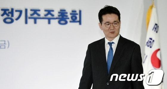 본문 이미지 - 조원태 대한항공 대표이사 사장이 24일 오전 서울 강서구 대한항공 본사에서 열린 '대한항공 제55기 정기주주총회'에 참석하고 있다. 2017.3.24/뉴스1 ⓒ News1 민경석 기자