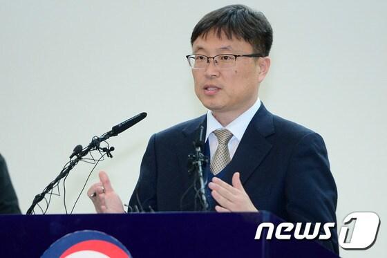 본문 이미지 - 이철조 세월호인양추진단장이 24일 오후 전남 진도군청에서 세월호 선체 인양에 대해 설명하고 있다.2017.3.24/뉴스1 ⓒ News1 황희규 기자