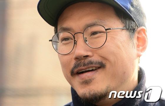 본문 이미지 - 작가 백현진이 24일 오후 서울 마포구 연남동의 한 카페에서 뉴스1과 인터뷰를 하고 있다. 2017.3.24/뉴스1 ⓒ News1 신웅수 기자