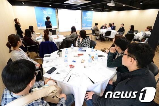 본문 이미지 - 25일 오전 서울 성동구 성수동 동심원갤러리에서 동물지킴이학교 전문과정 입학식이 열렸다. 2017.3.25/뉴스1 ⓒ News1 신웅수 기자