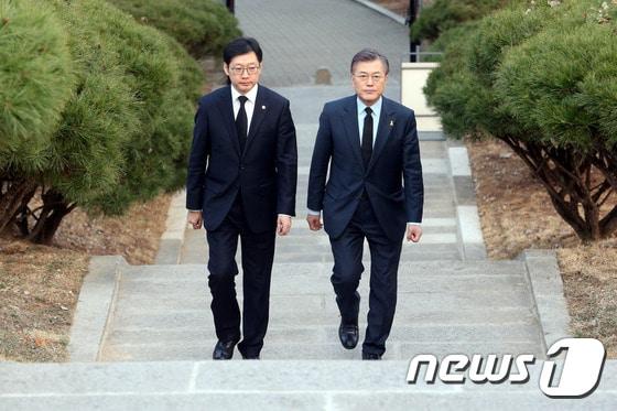 본문 이미지 - 문재인 대통령이 더불어민주당 대선 예비후보(오른쪽)일 당시 김경수 당시 의원(현 경남도지사)과 2017년 3월25일 오후 서울 용산구 효창공원 내 백범 김구 선생 묘역에 참배하기 위해 이동하고 있다. (문재인 캠프 제공) 2017.3.25/뉴스1