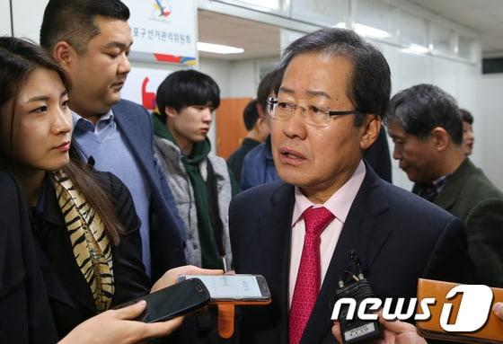 본문 이미지 - 홍준표 자유한국당 대선주자가 26일 서울 마포구선거관리위원회에 마련된 투표소에서 자유한국당 제19대 대통령 후보 선출 위한 경선 투표를 마친뒤 취재진의 질의에 답하고 있다. 2017.3.26/뉴스1 ⓒ News1 허경 기자