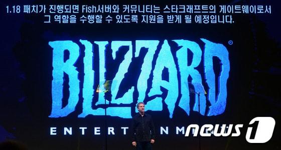 본문 이미지 - 지난 2017년 당시 마이크 모하임 블리자드 대표가 서울 삼성동 코엑스에서 '스타크래프트 리마스터드 버전'이 출시될 것을 발표하고 있다. 2017.3.26/뉴스1 ⓒ News1 최현규 기자