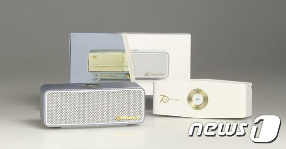 본문 이미지 - LG가 창립 70주년을 맞아 LG전자의 전신인 금성사가 1959년 국내 최초로 개발한 라디오(A-501)을 모티브로 한 '포터블 블루투스 스피커'를 직원들에게 기념품으로 지급한다.(LG 제공)ⓒ News1