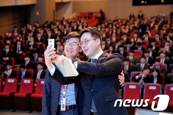 본문 이미지 - SK하이닉스 박성욱 부회장(사진 왼쪽)이 지난 6일 대표이사에서 물러나 SK그룹 ICT위원장으로 이동했다. (SK하이닉스 제공)ⓒ News1