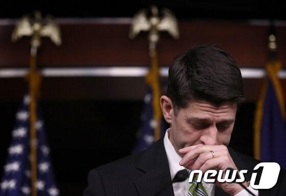 본문 이미지 - 폴 라이언 공화당 하원 의장이 지난 24일(현지시간) '트럼프케어의 하원 통과 불발에 참담한 표정을 짓고 있다.ⓒ AFP=뉴스1