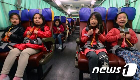 본문 이미지 - 서울 서초구 우암초등학교 학생들이 서초구가 마련한 '찾아가는 어린이 안전 체험 교실' 수업을 받고 있다.. 2017.3.27/뉴스1 ⓒ News1 최현규 기자