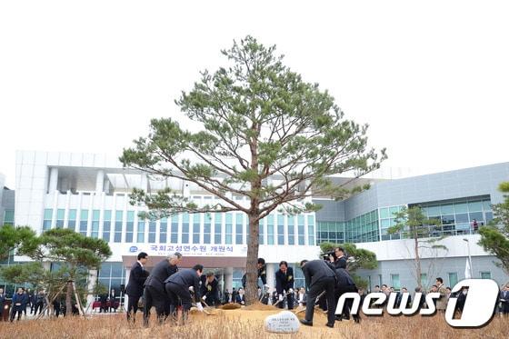 본문 이미지 - 강원도 고성군 토성면 일원에 건립된 국회 고성연수원 개원식에서 정세균 국회의장을 비롯한 참석내빈들이 기념식수를 하고 있다. 2017.3.27/뉴스1 ⓒ News1 고재교 기자