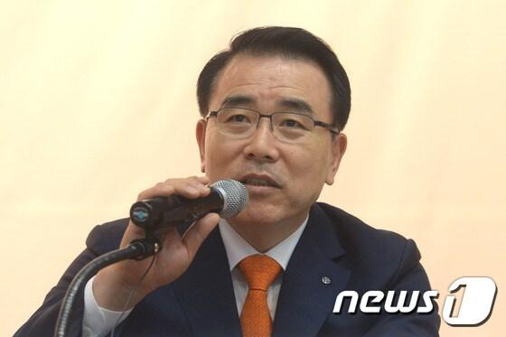 본문 이미지 - 조용병 전 신한금융지주회사(055550) 회장이 차기 은행연합회장으로 16일 내정됐다. 관 경력이 없는 순수 민간 출신 인사가 은행들의 지지를 받았다. 2017.3.27/뉴스1 ⓒ News1 황기선 기자