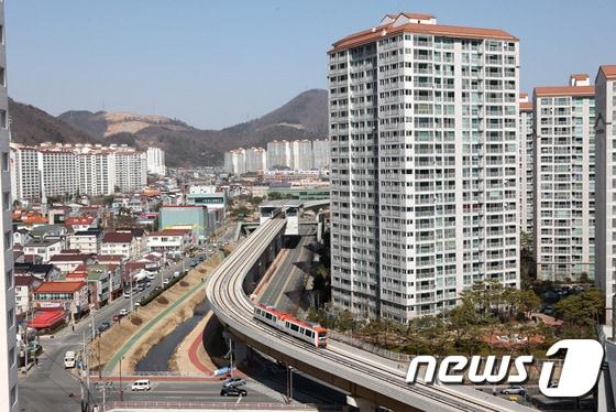 본문 이미지 - 부산-김해 경전철이 재구화 실시협약 배경으로 인해 총 3000억원에 예산을 절감하게 되었다. 사진은 부산-김해 경전철(김해시 제공)2017.3.27./뉴스1ⓒ News1