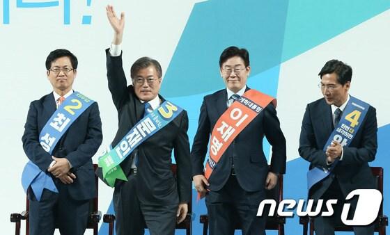 본문 이미지 - 문재인 더불어민주당 대선주자가 27일 광주 광주여대시립유니버시아드체육관에서 열린 대통령후보자 호남권역 선출대회에서 압승한 뒤 당원들을 향해 손을 흔들고 있다.  2017.3.27/뉴스1 ⓒ News1 허경 기자