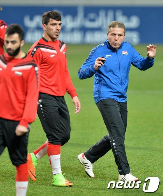 본문 이미지 - 2018 러시아월드컵 아시아 최종예선 A조 조별리그 7차전 한국과의 경기를 하루 앞둔 27일 오후 상암동 서울월드컵경기장에서 아이만 알하킴 시리아 축구대표팀 감독이 선수에게 지시를 하고 있다. 2017.3.27/뉴스1 ⓒ News1 구윤성 기자