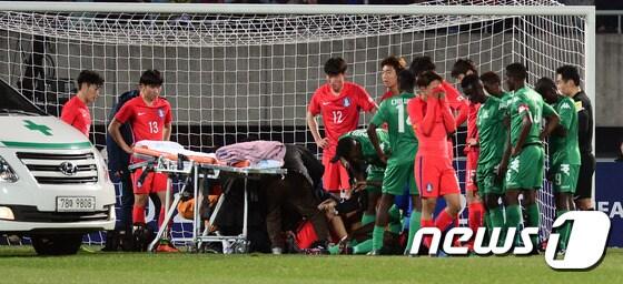 본문 이미지 - 27일 충남 천안종합운동장에서 열린 아디다스 U-20 4개국 축구대회 대한민국과 잠비아의 경기에서 대표팀 정태욱이 부상을 당하자 의료진이 투입되고 있다. 2017.3.27/뉴스1 ⓒ News1 장수영 기자