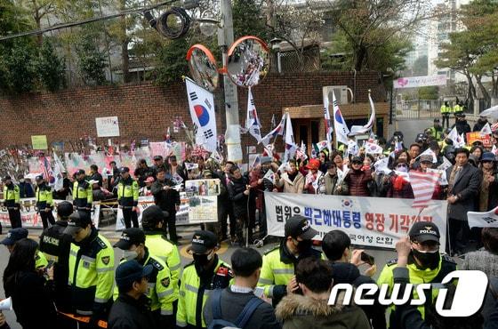 본문 이미지 - 28일 오후 서울 강남구 삼성동 박근혜 전 대통령 자택 앞에서 엄마부대 등 지지자들이 박 전 대통령 구속영장 기각을 촉구하며 집회를 하는 모습. 뉴스1 ⓒ News1 안은나 기자