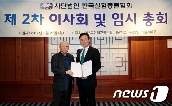 본문 이미지 - 장재진 한국실험동물협회 신임 회장(오른쪽)과 이영순 전임 회장(오리엔트바이오 제공)ⓒ News1