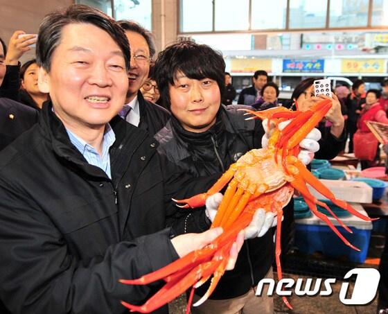 본문 이미지 - 안철수 국민의당 대선주자가 28일 오후 경북 포항시 죽도어시장을 방문해 상인들과 인사를 나누고 있다.2017.3.28/뉴스1 ⓒ News1 최창호 기자