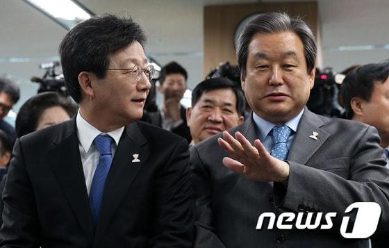 본문 이미지 - 유승민 미래통합당 의원(왼쪽)과 김무성 의원. 2017.3.29/뉴스1 ⓒ News1 손형주 기자