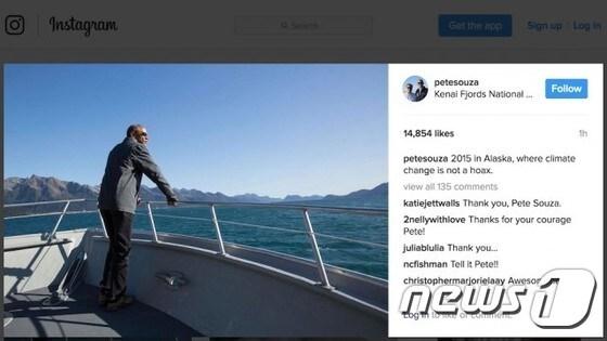 본문 이미지 - 버락 오바마 전 대통령의 전속 사진사 피트 수자가 자신의 인스타그램 계정에 오바마 대통령이 2015년 알래스카를 방문한 사진을 올렸다. ⓒ News1