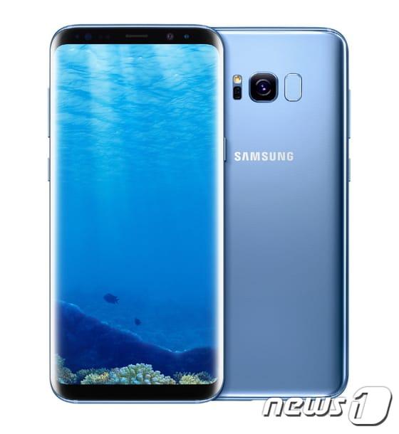 본문 이미지 - 삼성전자가 29일(현지시간) 미국 뉴욕 링컨센터에서 열린'삼성 갤럭시 언팩 2017'에서 14.7cm(5.8인치) '갤럭시S8'과 15.7cm(6.2인치)인 '갤럭시S8+'를 공개했다. 사진은 갤럭시S8 코랄 블루 모델. (삼성전자 제공) 2017.3.29/뉴스1 ⓒ News1 김보람 기자