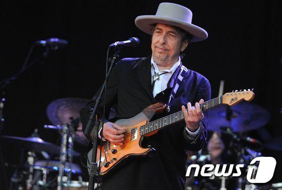 본문 이미지 - 세계적 뮤지션이자 지난해 노벨 문학상 수상자인 밥 딜런. ⓒ AFP=뉴스1