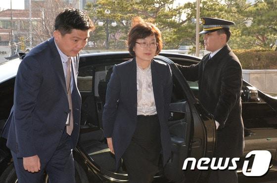 본문 이미지 - 이정미 헌법재판소장 권한대행이 3일 오전 서울 종로구 재동 헌법재판소로 출근하고 있다. ⓒ News1