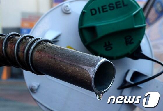 본문 이미지 - 3일 서울 시내 한 주유소에서 관계자가 차량에 주유를 하고 있다.  2017.3.3/뉴스1 ⓒ News1 박정호 기자