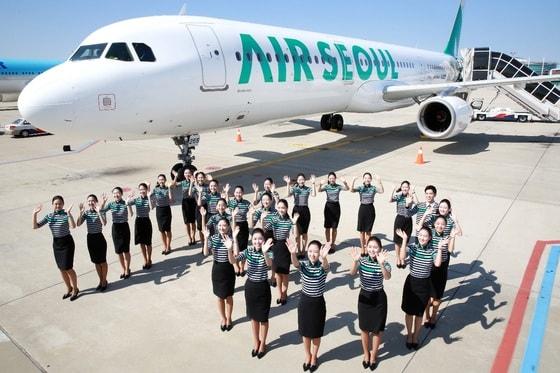 본문 이미지 - 에어서울이 지난해 도입한 A321 1호기. 젊은 감성에 맞춰 독자 디자인으로 새단장한 기체가 눈길을 끈다(에어서울 제공)/News1