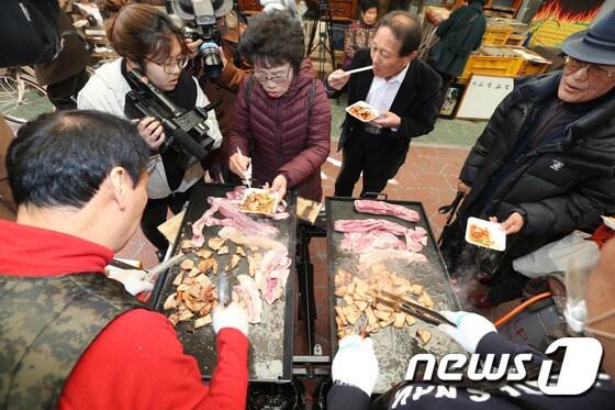 본문 이미지 - 청주 삼겸살 거리 '삼삼데이'.ⓒ News1