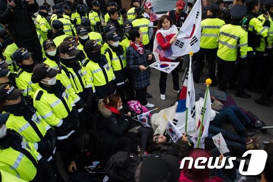 본문 이미지 - 박근혜 전 대통령의 구속 전 피의자심문&#40;영장실질심사&#41;을 앞둔 30일 오전 서울 강남구 삼성동 박 전 대통령 자택 앞 차도를 지지자들이 점거하고 있다. 2017.3.30/뉴스1 ⓒ News1 유승관 기자