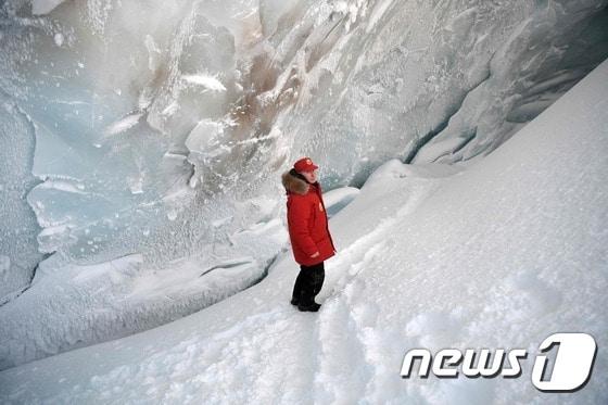 본문 이미지 - 2017년 블라디미르 푸틴 러시아 대통령이 북극 프란츠 요제프 제도의 알렉산드라 섬을 찾아 빙하를 둘러보는 모습. ⓒ AFP=뉴스1 ⓒ News1 우동명 기자