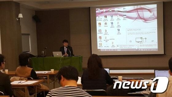 본문 이미지 - 박유하 세종대 교수 측 형사소송 변호인인 홍세욱 변호사가 30일 오후 서울 사간동 출판문화회관에서 열린 세미나에서 책 '제국의 위안부' 관련 형사소송 1심재판 판결문을 설명하고 있다.  ⓒ News1