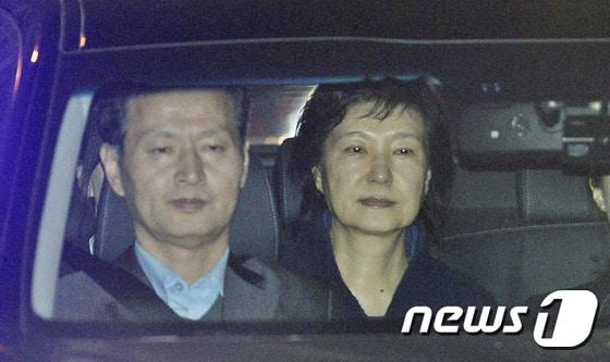 본문 이미지 - 뇌물수수 등의 혐의로 구속된 박근혜 전 대통령이 31일 오전 서울 서초구 서울중앙지방검찰청에서 서울구치소로 이송되고 있다. 전직 대통령 구속은 1995년 전두환-노태우 전 대통령 이후 22년 만의 일이다. 2017.3.31/뉴스1 ⓒ News1 민경석 기자