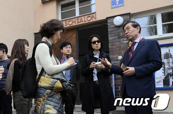 본문 이미지 - 박원순 서울시장이 30일(현지시간) 오스트리아 빈의 대표적인 공공임대주택 '칼 마르크스 호프'를 방문한 자리에서 취재진에게 서울의 주택정책을 설명하고있다.(서울시 제공)ⓒ News1