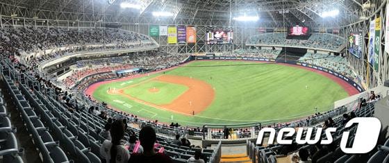 본문 이미지 - 31일 오후 서울 구로구 고척스카이돔에서 2017 타이어뱅크 KBO리그 넥센 히어로즈와 LG 트윈스의 프로야구 개막경기가 열리고 있다. 2017.3.31/뉴스1 ⓒ News1 구윤성 기자
