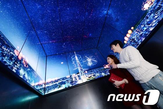 본문 이미지 - 롯데월드타워 전망대 엘리베이터 '스카이셔틀' 내부/뉴스1