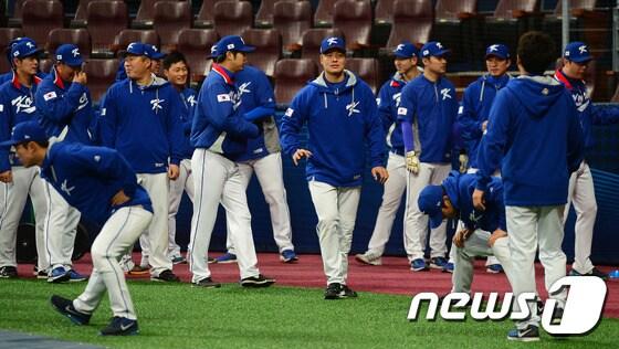 본문 이미지 - 지난 5일 오전 서울 구로구 고척스카이돔에서 '2017 월드베이스볼클래식(WBC)' 대한민국 대표팀이 훈련을 하고 있다. 1라운드 A조에 속한 한국은 고척스카이돔에서 6일 이스라엘, 7일 네덜란드, 9일 대만과 차례로 만나 조별 상위 2개팀이 올라가는 2라운드 티켓을 놓고 겨룬다. 2017.3.5/뉴스1 ⓒ News1 임세영 기자