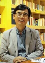 본문 이미지 - 보해양조 사외이사 맡는 유시민 작가.(보해양조 제공)2017.03.05/뉴스1 ⓒ News1 박준배 기자