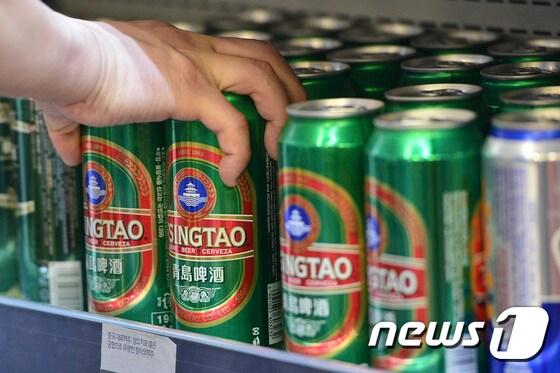 본문 이미지 - 5일 오후 서울의 한 대형마트에서 시민들이 칭다오 맥주를 살펴보고 있다. 2017.3.5/뉴스1 ⓒ News1 신웅수 기자