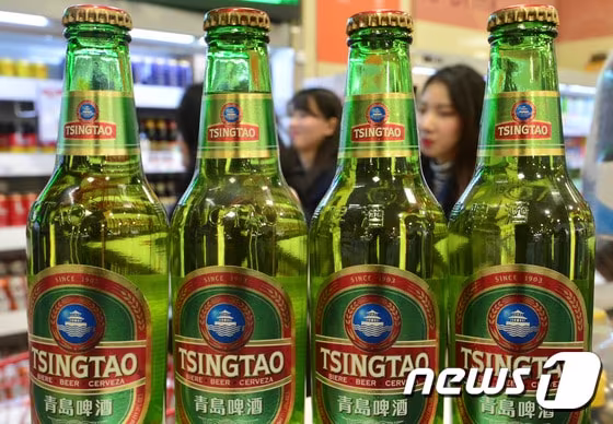 본문 이미지 - 지난 2017년 3월5일 오후 서울의 한 대형마트에서 시민들이 칭다오 맥주를 살펴보고 있다. 2017.3.5 ⓒ 뉴스1 신웅수 기자