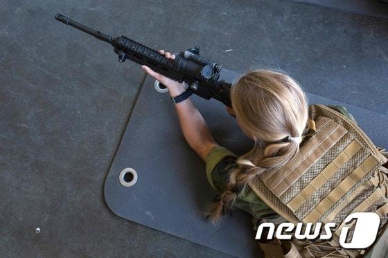 본문 이미지 - 미 해병대 여군들의 나체 사진 수백장이 소셜미디어에 유포돼 해군 범죄수사대(NCIS)가 수사에 착수했다. 사진은 기사 내용과 무관. ⓒ AFP=뉴스1