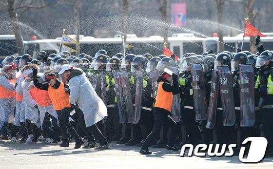 본문 이미지 - 2017년 3월 7일 오전 경기도 과천시 서울대공원 주차장에서 열린 &#39;2017 상반기 기동부대 지휘검열&#39;에 참가한 경기지방경찰청 소속 경찰들이 불법 시위대를 진압하는 훈련을 하고 있다. 2017.3.7/뉴스1 ⓒ News1 오장환 기자