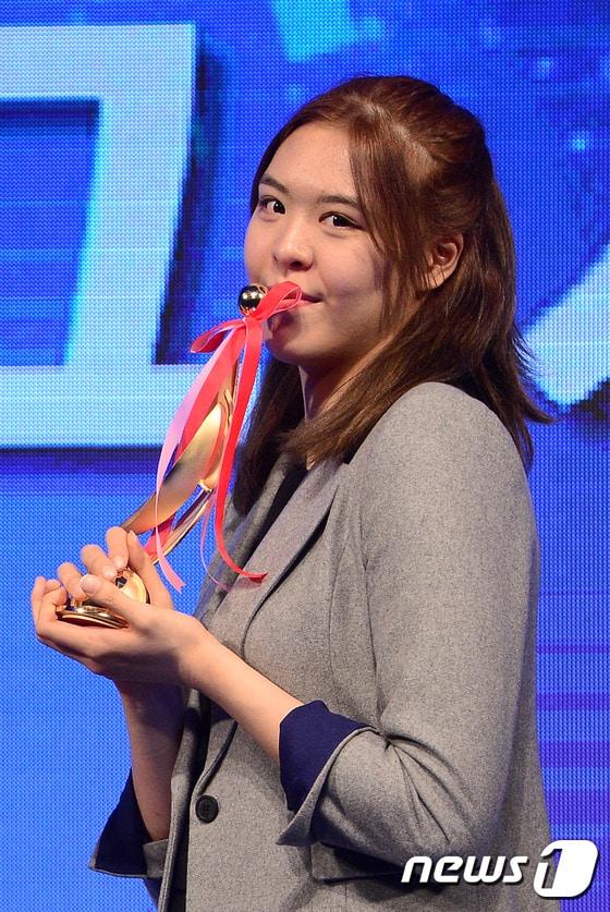 본문 이미지 - 2016-17 여자프로농구 정규리그 시상식에서 신인선수상을 수상한 KB국민은행 박지수가 트로피에 입을 맞추고 있다./뉴스1 DBⓒ News1 신웅수 기자