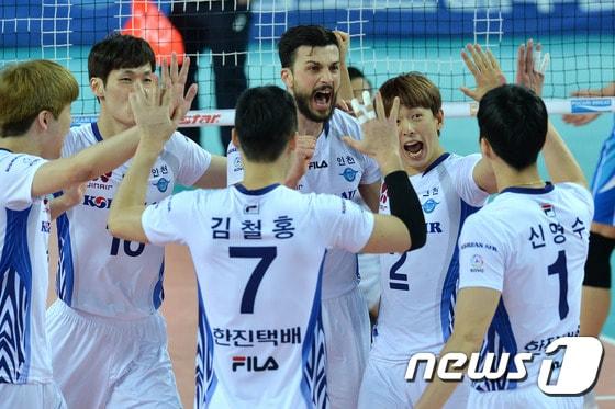 본문 이미지 - 7일 오후 인천 계양체육관에서 열린 '2016-2017 NH농협 V-리그' 대한항공 점보스와 삼성화재 블루팡스의 배구경기에서 대한항공 선수들이 공격에 성공한 뒤 기뻐하고 있다. 2017.3.7/뉴스1 ⓒ News1 구윤성 기자