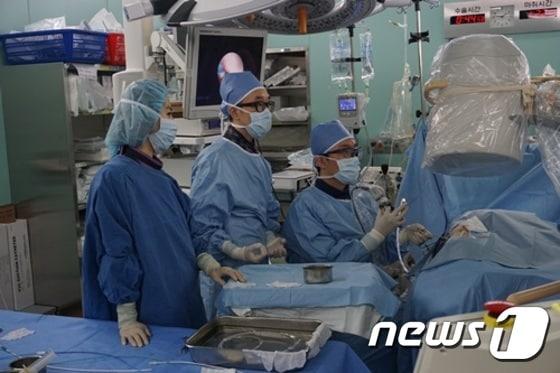 본문 이미지 - 소아 환자를 수술 중인 보라매병원 결석 및 내시경센터 의료진.ⓒ News1