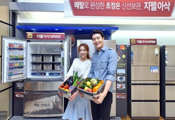 본문 이미지 - 삼성전자 모델들이 8일 논현동 삼성 디지털프라자 강남본점에서 사계절 내내 인기 만점인 지펠아삭 김치냉장고를 소개하고 있다.ⓒ News1