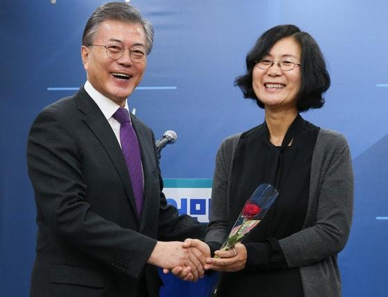 본문 이미지 - 2017년 3월 8일 더불어민주당 대선주자인 문재인 전 대표가 서울 여의도 민주당사에서 권인숙 명지대 교수의 선거 캠프 합류를 발표한 뒤 장미꽃을 건네고 있다.  21대 국회에 진출한 권인숙 의원은 1986년 부천서 성고문 사건 피해자였으며 당시 변호인 중 한명이 고(故) 박원순 전 서울시장이었다. ⓒ News1 